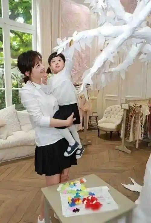 48岁梅婷携10岁女儿见世面她断崖式衰老撞脸倪萍女儿一张