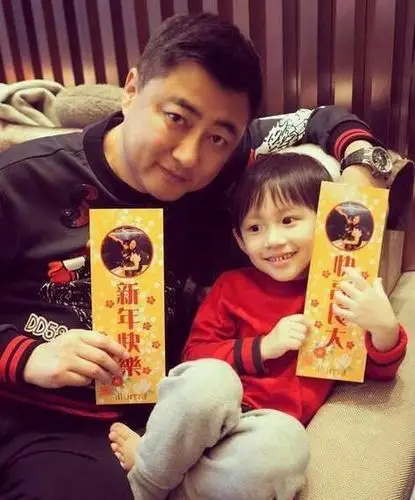 李月的富商老公李本胜与帅气的儿子.