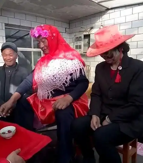 新娘被接到新郎家,看到公婆玩反串,接下来让她做的,让人无语了