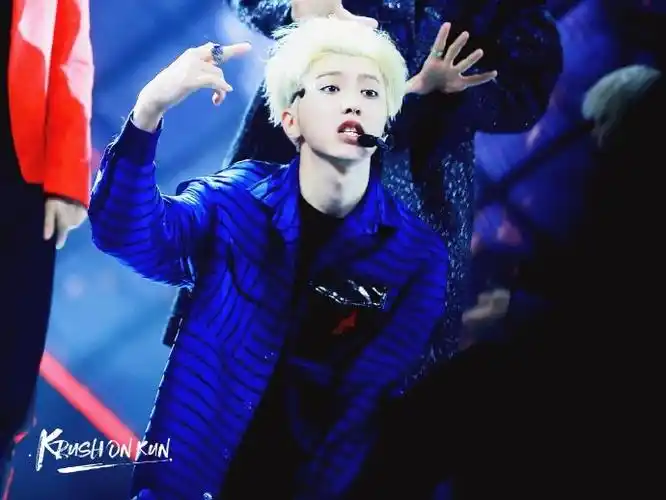 蔡徐坤染了银发梦回偶练