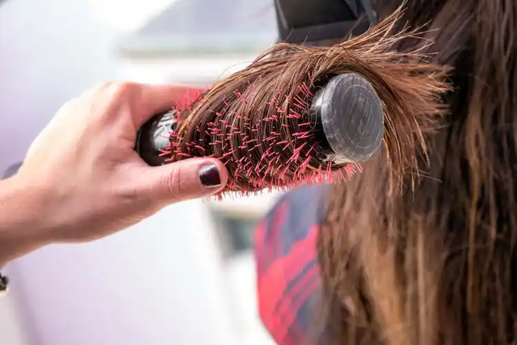 做头发的时尚女性高清图片