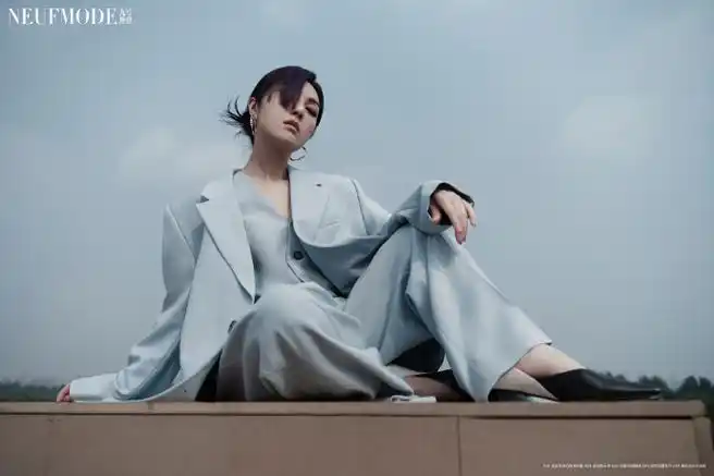 杨千嬅九号摩登封面##杨千嬅天台西装大片