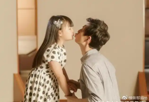 何炅"女儿"近照流出,6岁搭戏周润发拍电影,9岁已红遍全国