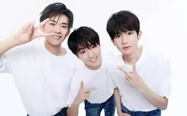 王俊凯王源易烊千玺怎么不笑了,网友:长大了,装成熟!