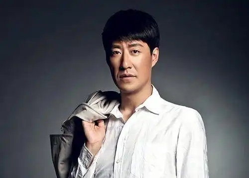 他曾是酒吧服务生,如今被称谍战天王,与前妻闪婚闪离