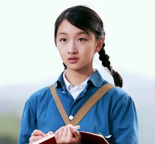 周冬雨早期清纯麻花辫写真 甜美可爱温暖你的心