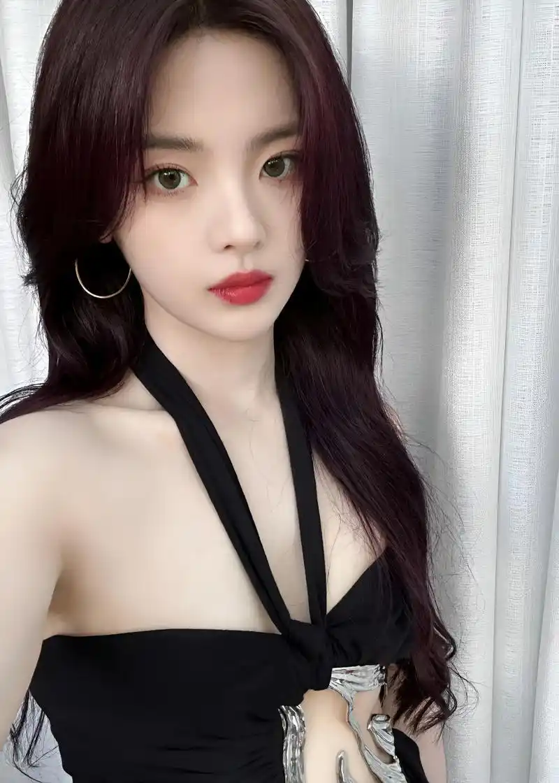 杨超越身穿黑色吊带裙,展现出了她甜美可爱的一面,同时又散发出性感