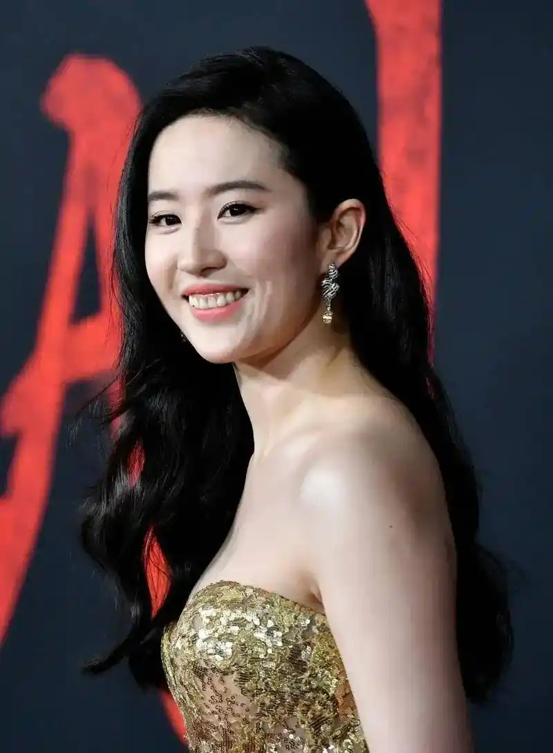 刘亦菲发文为张靓颖庆生,笑容灿烂的刘亦菲,牙齿却被重点关注!