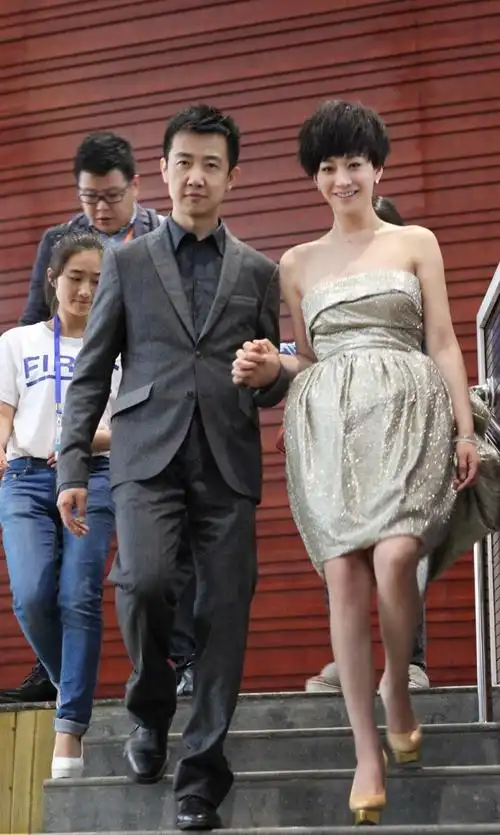 李小冉与鄢颇首次携手亮相红毯_明星要闻_娱乐频道