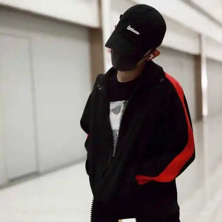 易烊千玺现身机场包裹严实不露脸,网友:胖虎很抢镜