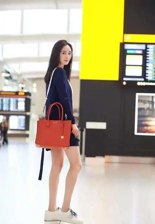 36岁的杨幂身材火辣,前凸后翘似20岁少女!