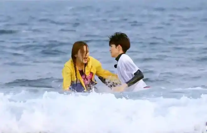杨超越被海浪冲倒时,脸妆全花搂住王源的腰,粉丝秒变"柠檬精"_网易