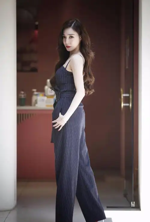 黄美英穿抹胸连体裤笑容甜美 黑色长卷发知性优雅