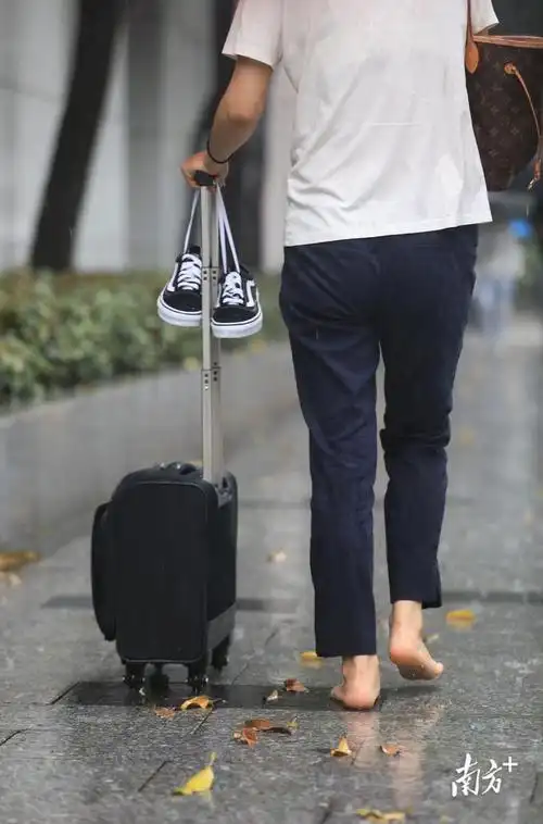 广州多区暴雨预警出门注意携带雨具