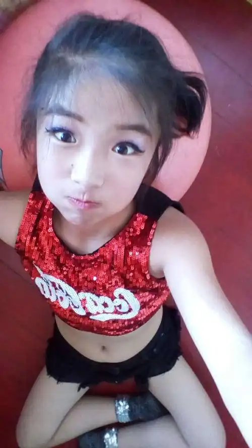 我叫卢佳慧,我今年11岁了,我是一个活泼开朗的小女孩儿