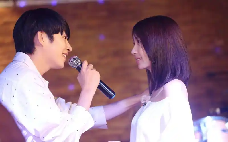 金希澈李菲儿锦鲤夫妇初吻