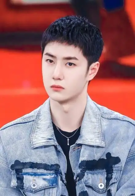 王一博新短发造型更帅气有颜有态度