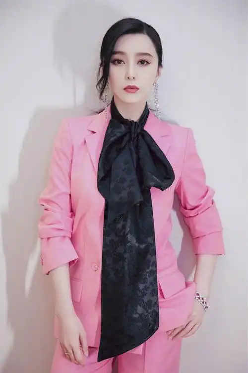 范冰冰高调复出?穿薄纱羽毛礼服出席活动,贵气的不敢认