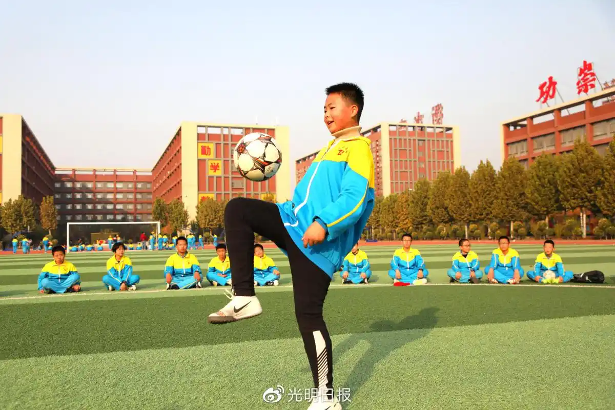 10月25日,河北省衡水市志臻学校安平校区,学生进行足球颠球项目比赛.