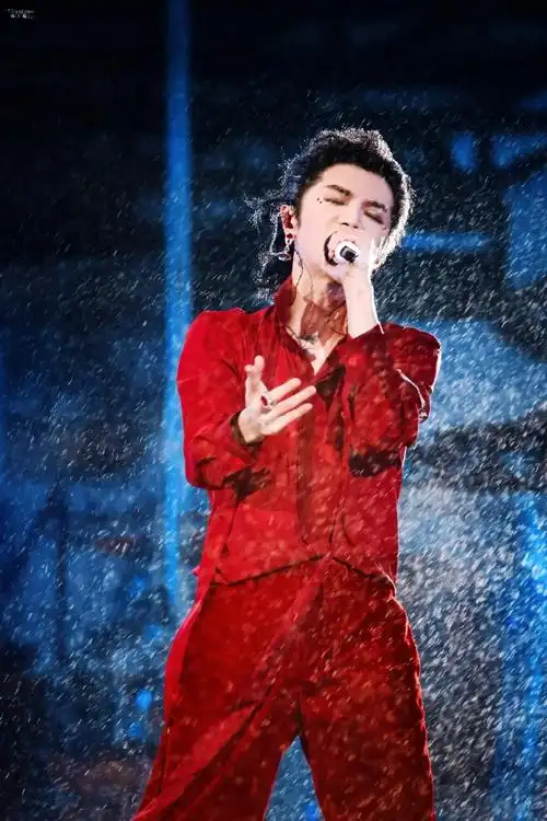 这套又萌又帅还飒    @华晨宇yu