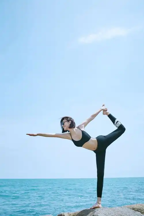 【 8 】张俪泳池边练瑜伽