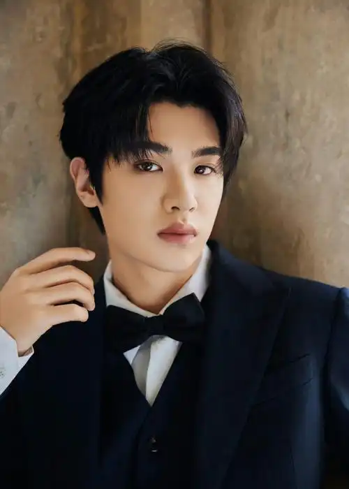 黄明昊丝绸之路国际电影节志愿者推广大使#西装三件套好贵气好帅气的