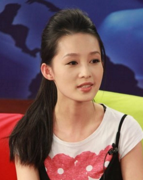 刚出道的李沁,整天与杨洋,于小彤,蒋梦婕腻在一起,发型显成熟