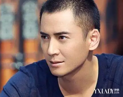 男生平头碎发发型修剪得很短的一款的平头碎发发型,发型非常的好打理