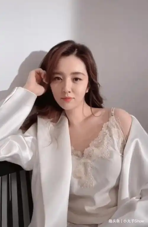 33岁王晓晨瘦变形,脸颊凹陷有点鞋拔子,时尚吊带秀迷人事业线_白色