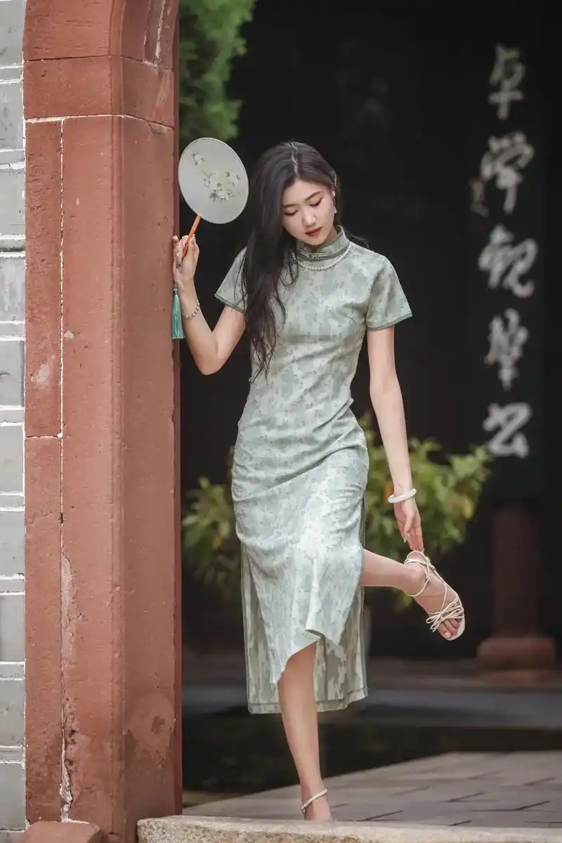 旗袍 #人像摄影 #新中式国风 若梦见,烟雨入江南,山水入 - 抖音