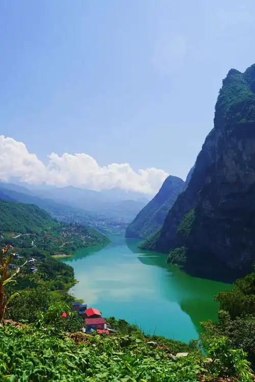 画廊百里亦蜿蜒,绿水青山带笑颜. 若无红尘二三事,早携妻儿归 - 抖音