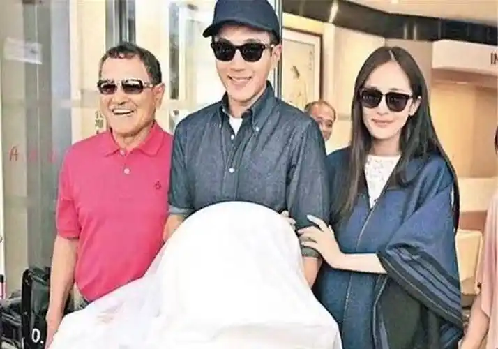 有很多消息也传出,刘恺威和杨幂一直在争夺关于女儿的抚养权,但是两人