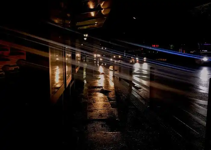 一次晚上等公交拍的夜光.