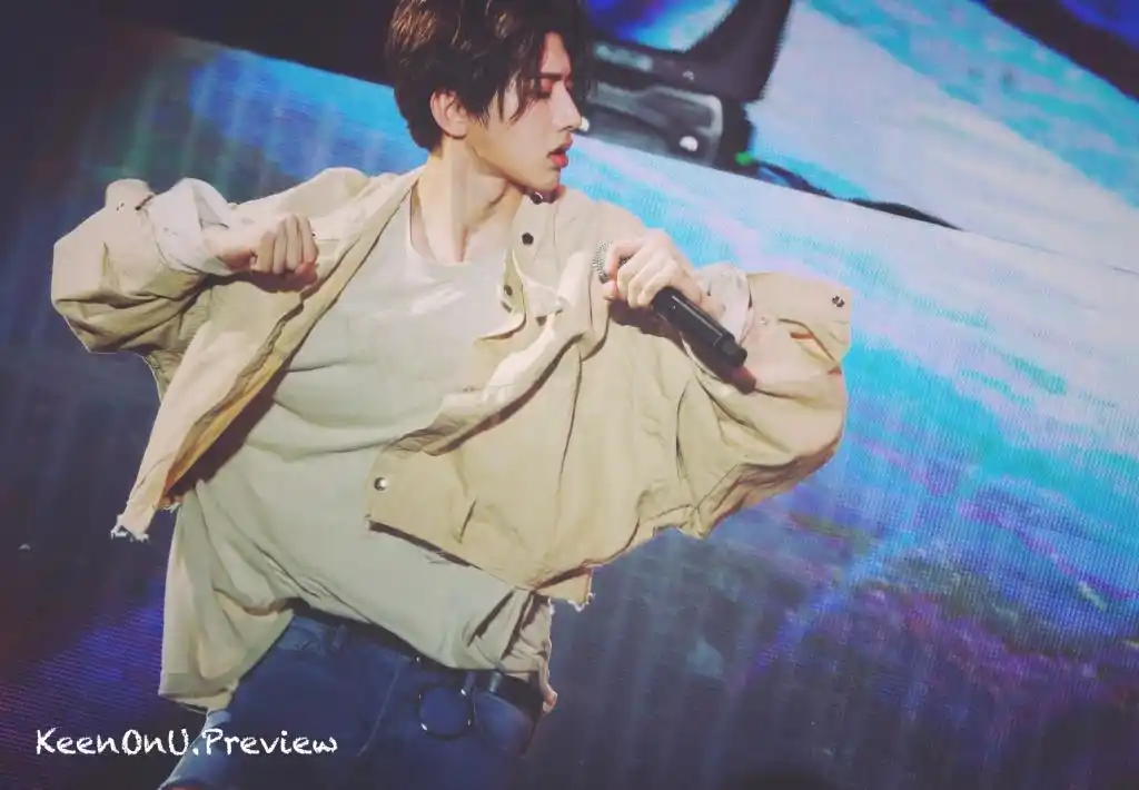 [蔡徐坤][新闻]180519 蔡徐坤换新发型 黑色中分泡面头元气满满