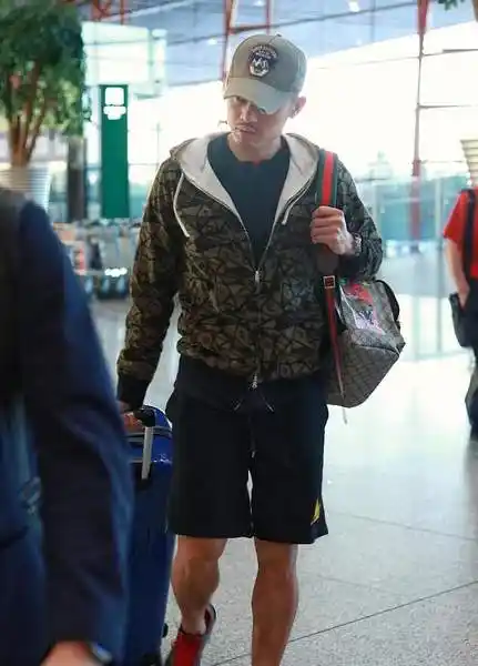 林丹一身潮装独自亮相机场低头疾行