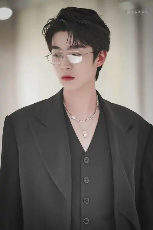 张嘉元银边眼镜氛围感饭拍