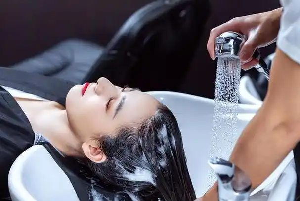 为啥用理发店里面的洗发水洗头后,头发柔顺还蓬松?其实伤害很大