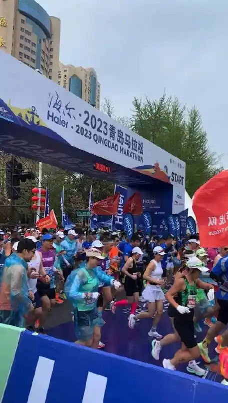 2023青岛马拉松 鸣枪开跑