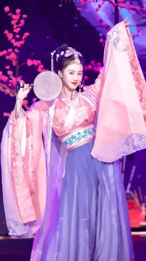 袁冰妍古装貂蝉造型# 剧中元气灵动的她,.