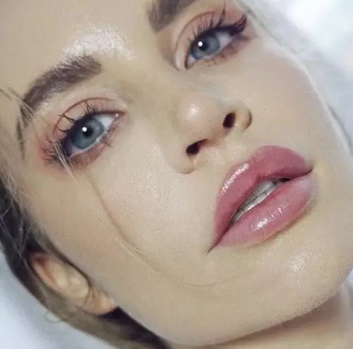 何穗亮相戛纳皮肤好到上热搜夏日护肤好物应该怎么选