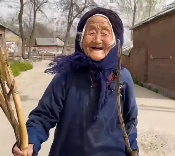 102岁网红小脚奶奶:健步如飞整天调皮捣蛋,80岁儿媳追不上她