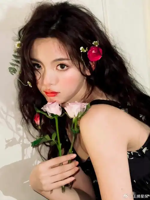 杨超越捧花头像