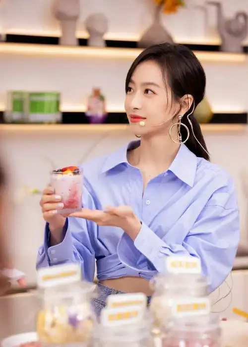 宋茜短发齐刘海#宋茜换新发型啦,短发齐刘海好好看啊!