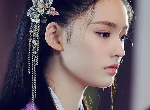 林允之美在于侧脸,萧薰儿的侧脸确实很美很精致!