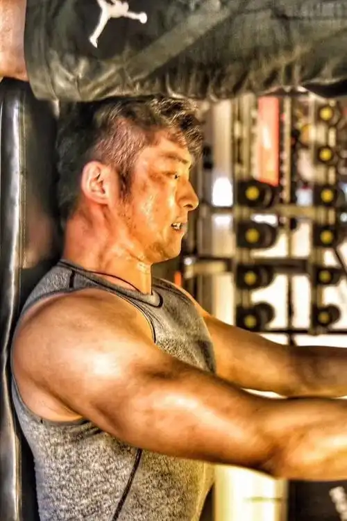 朋友圈就是应该拿来秀的,比如说……秀一下马甲线?