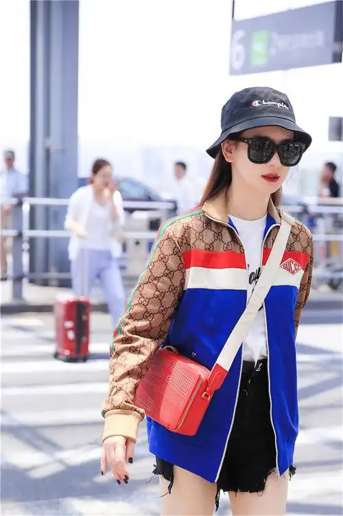 戚薇机场街拍曝光校园气息十足