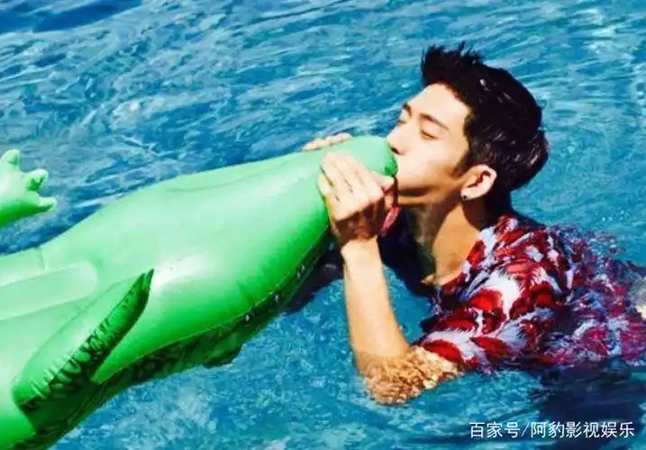 男明星游泳照:张艺兴狗刨式,易烊千玺安静和谐,井柏然童心未泯