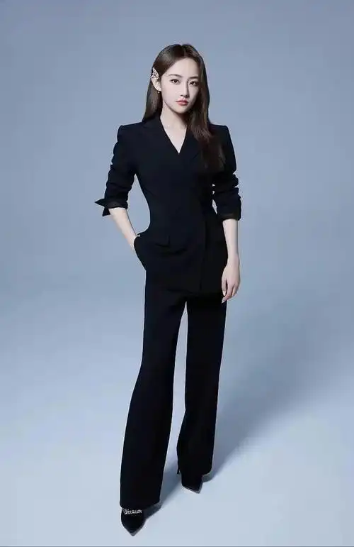 女明星黑西装搭配(明星穿黑西装图片女)