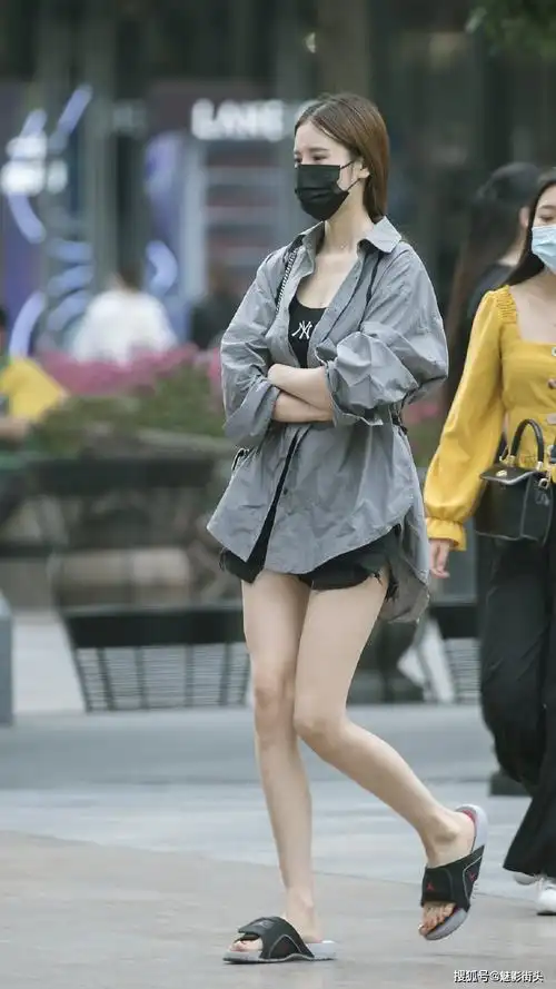 美女选择平底拖鞋,穿出清凉效果逛街不累_女生