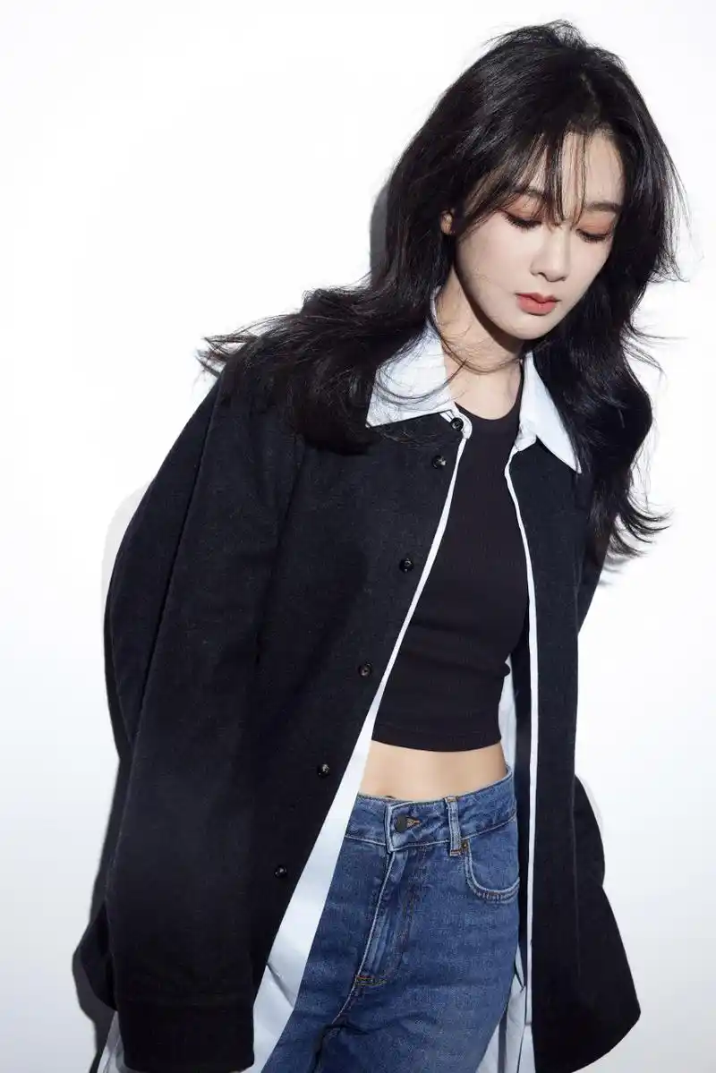 杨紫以一身黑色外套搭配牛仔裤的造型现身某活动现场,酷飒十足,露腰线
